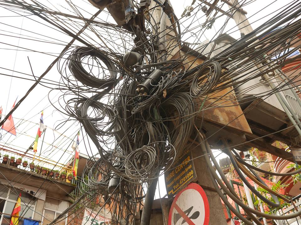 ネパールの電線