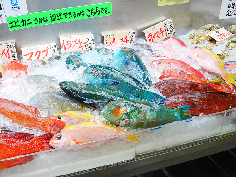 沖縄の牧志公設市場で青い魚イラブチャーの刺身を勇気出して食べた話